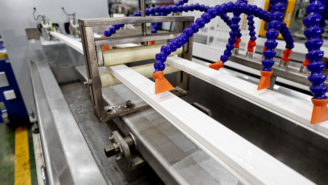 视频|在线包装PVC线槽高速挤出生产线